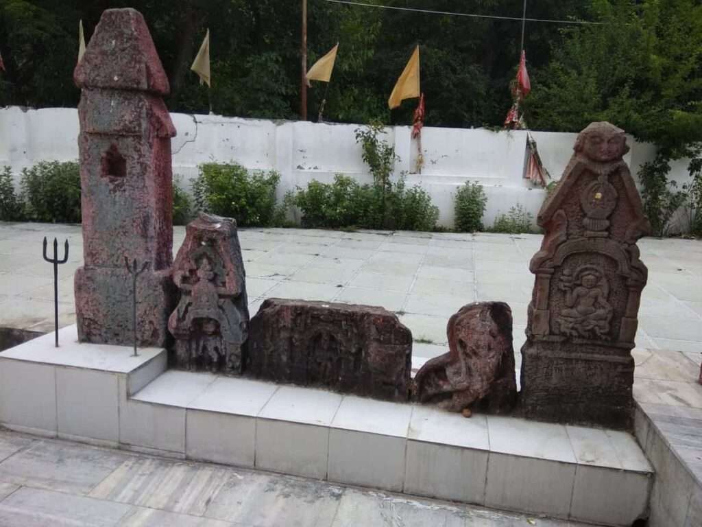 Ancient Hindu idols at Buddha Amarnath temple in Poonch