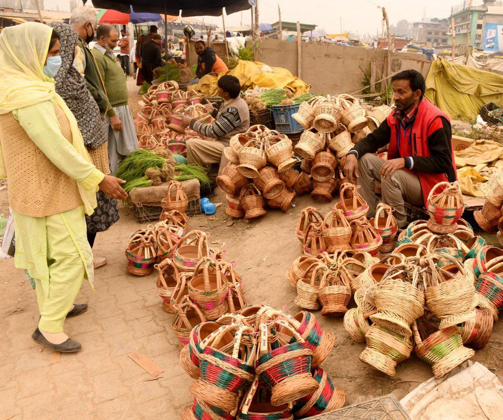 Kangri sale in Kashmir valley during winters