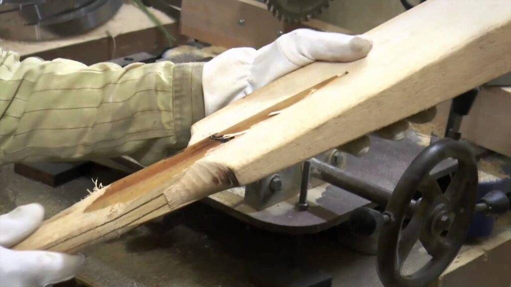 CM Omar extends support to Kashmir’s cricket bat industry