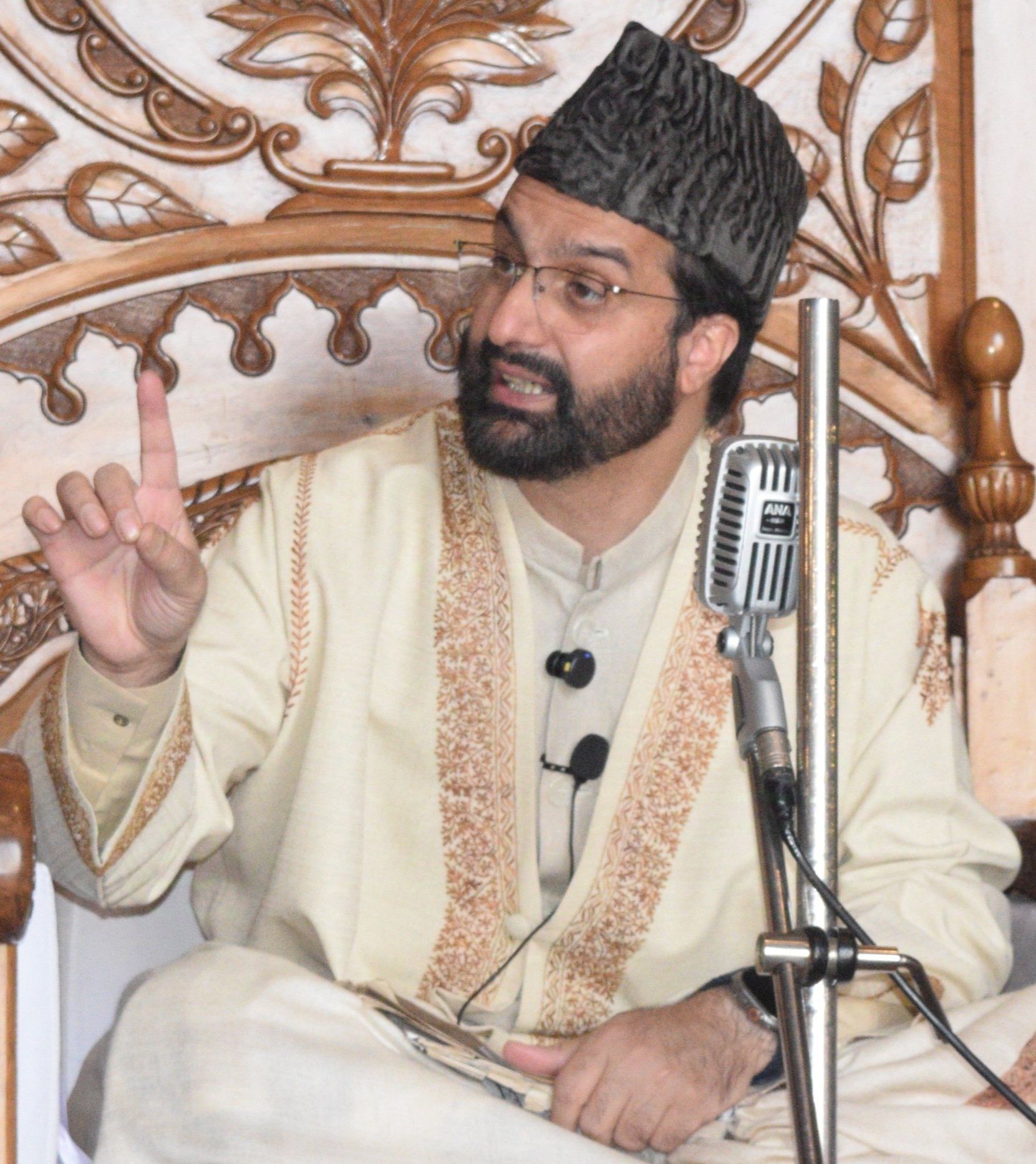 Mirwaiz urges centre to address disconnect with Kashmir through dialogue