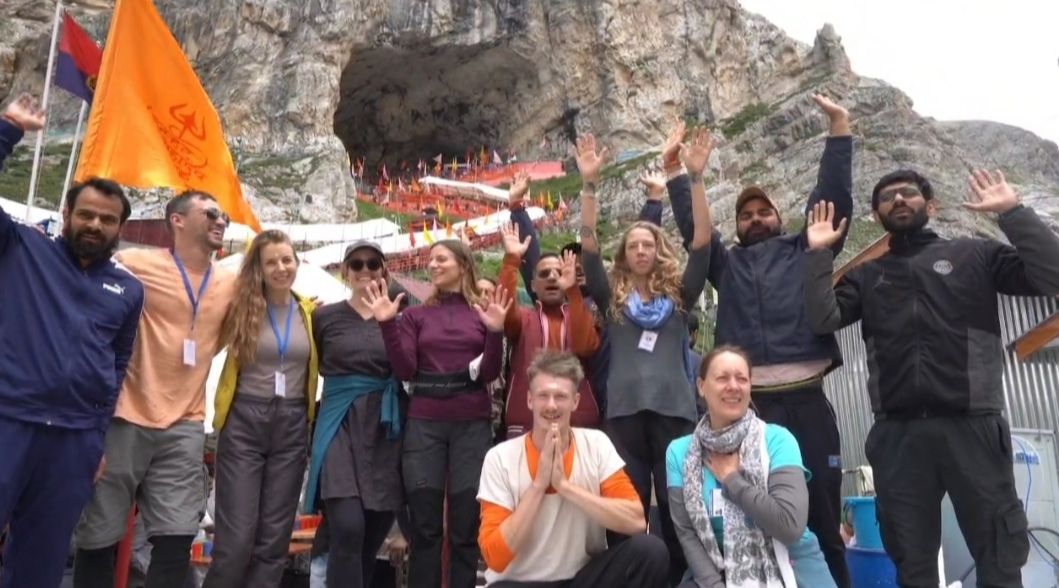 9 foreign pilgrims from 6 countries pay obeisance at Amarnath shrine