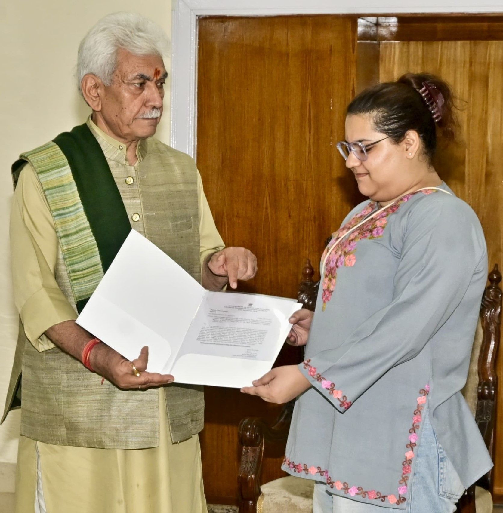 LG Sinha hands over job assurance letter to martyred Thapa’s daughter