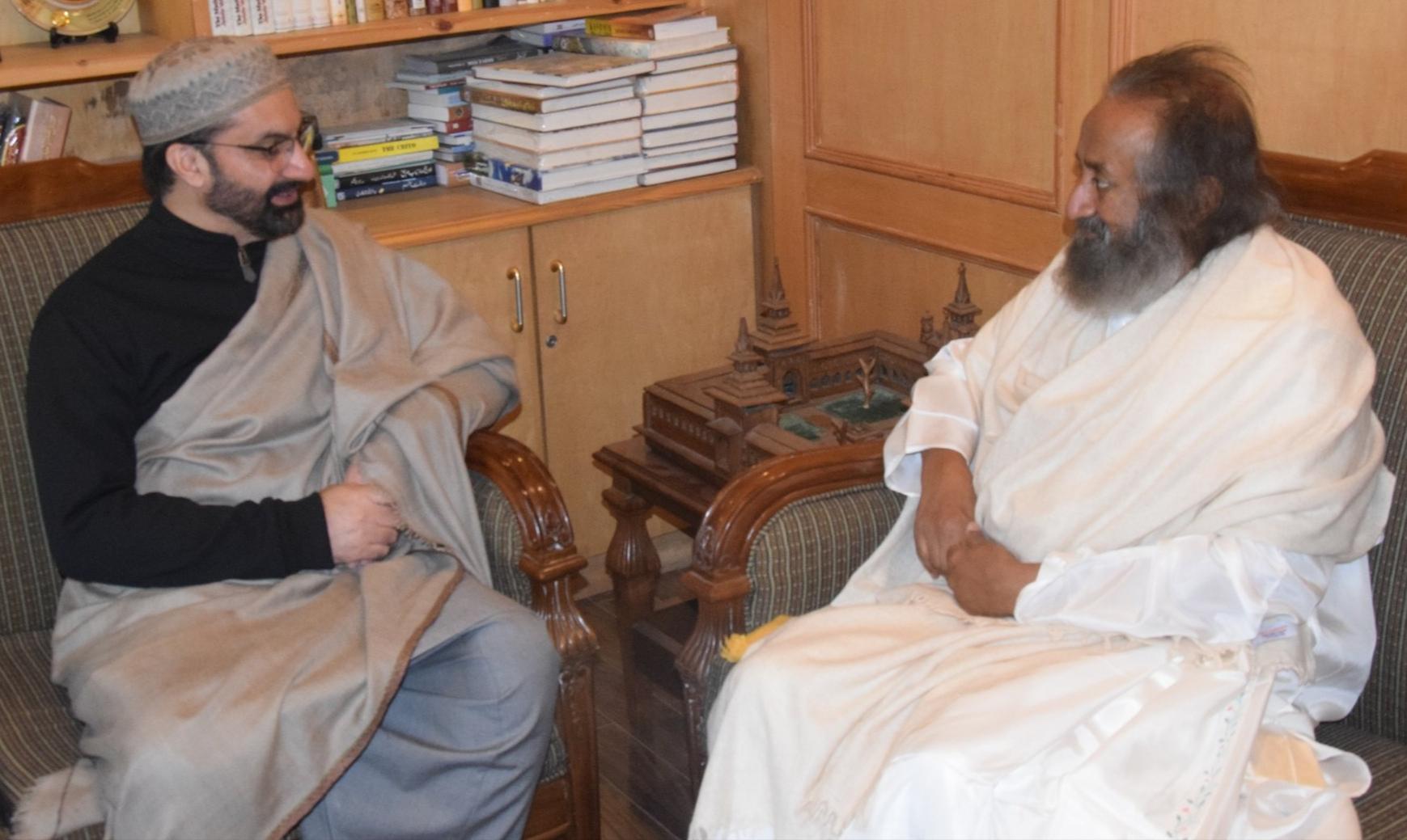 Sri Sri Ravi Shankar calls on Mirwaiz, both agree that injustice and disempowerment lead to radicalisation that threatens peace