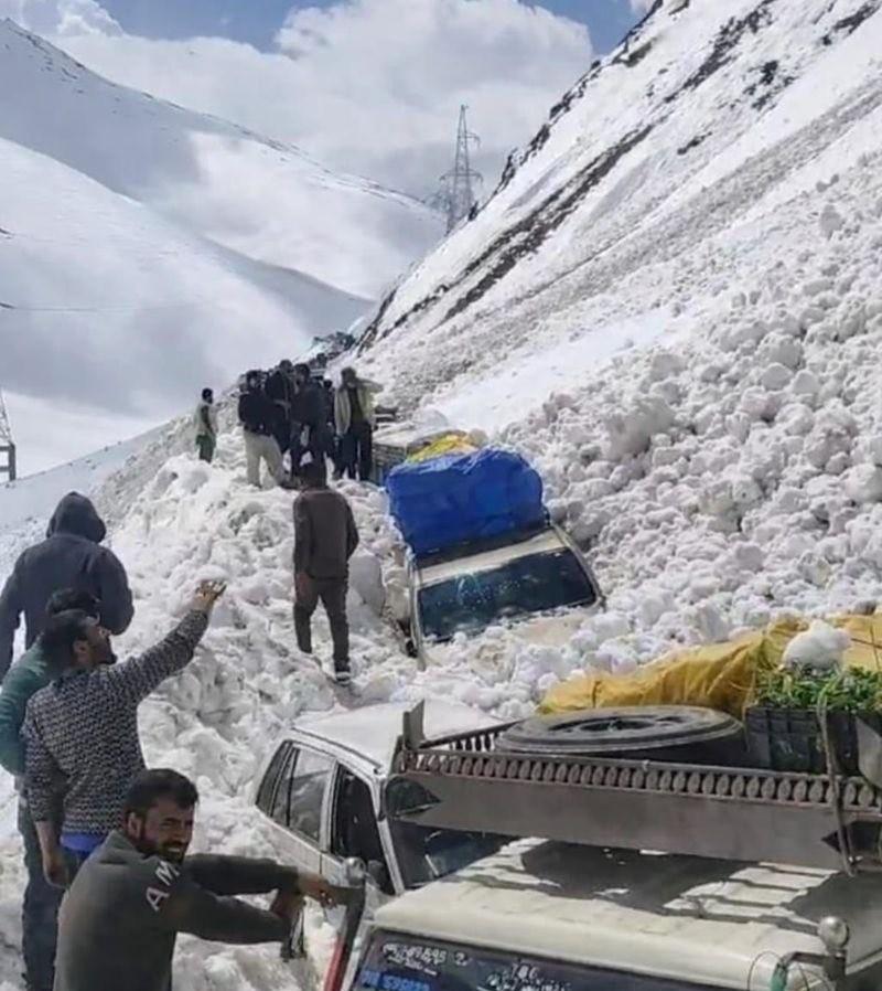 7 killed, several injured as avalanche traps vehicles at Zojila Pass