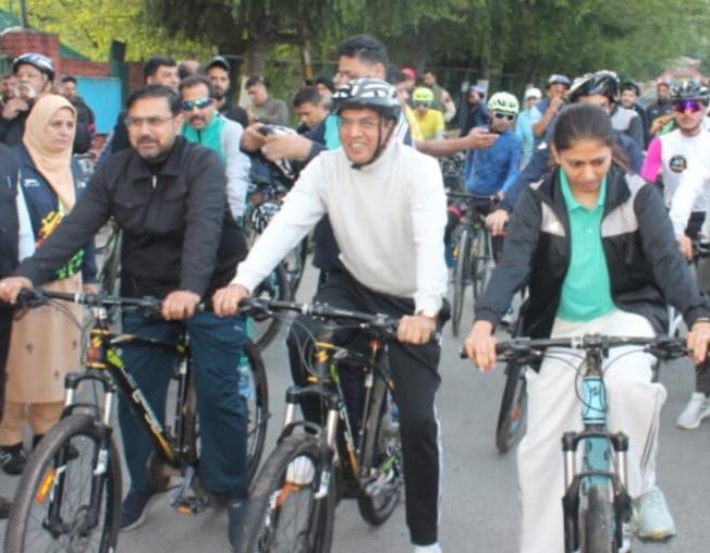 Mandaviya, Satish Sharma lead cycle rally in Srinagar, push fitness drive