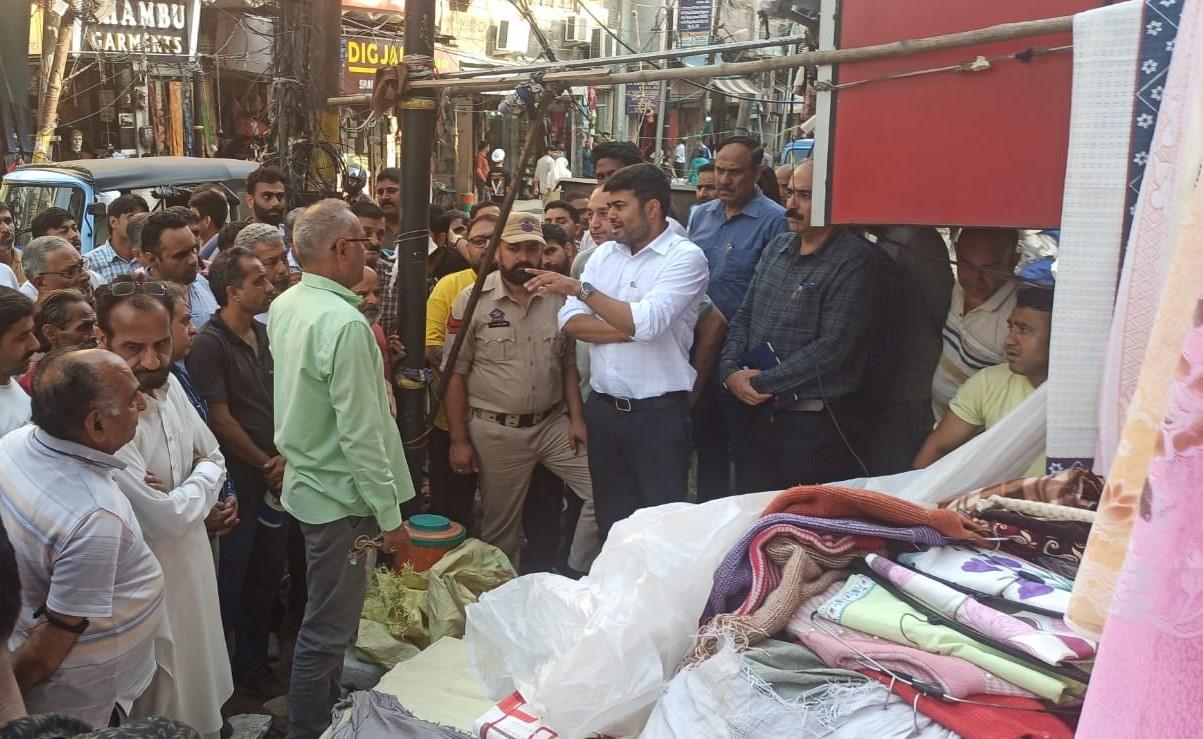 JMC commissioner cracks down on footpath encroachments in Jammu city