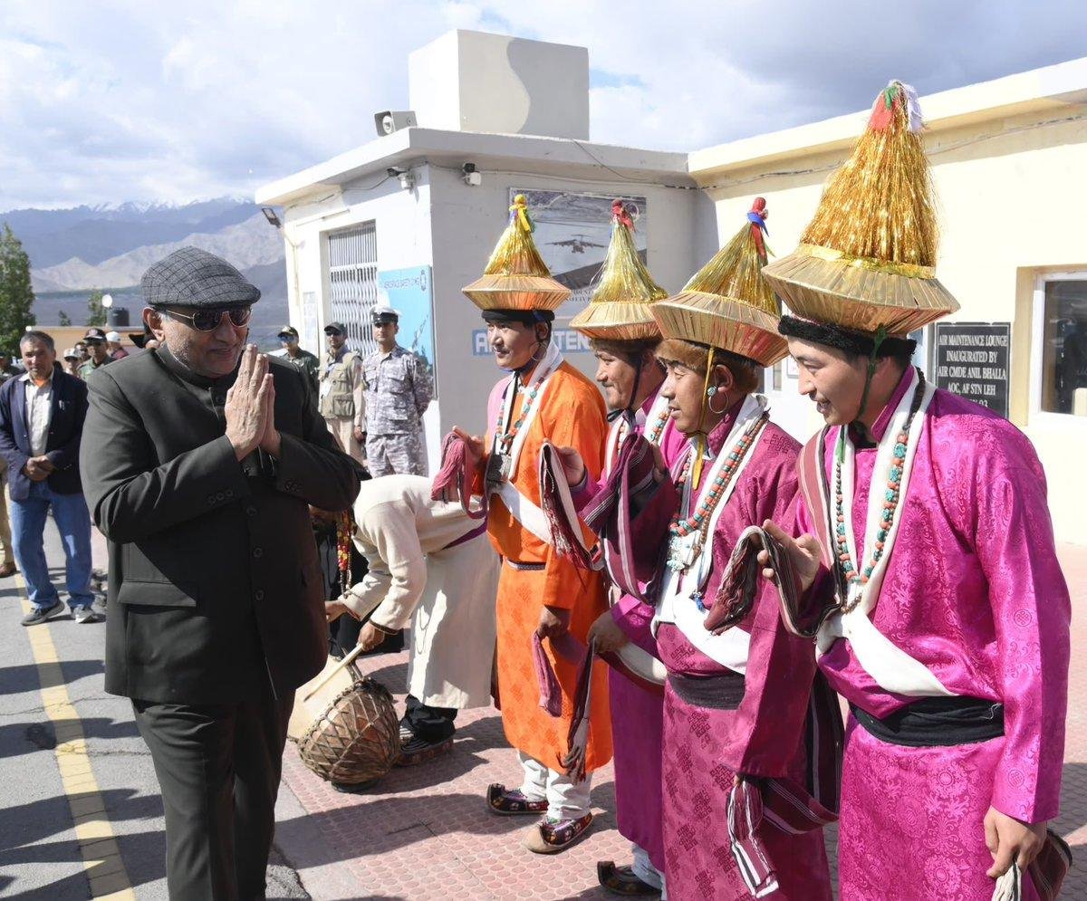 Vice President accorded warm welcome at Leh airport