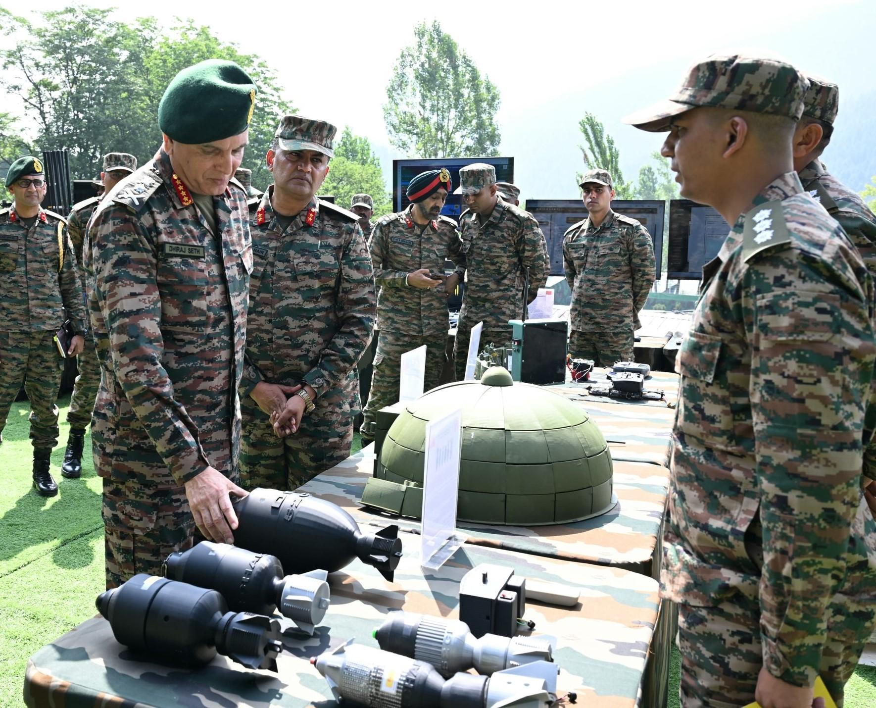 Army Chief visits Chinar Corps; reviews Amarnath Yatra security