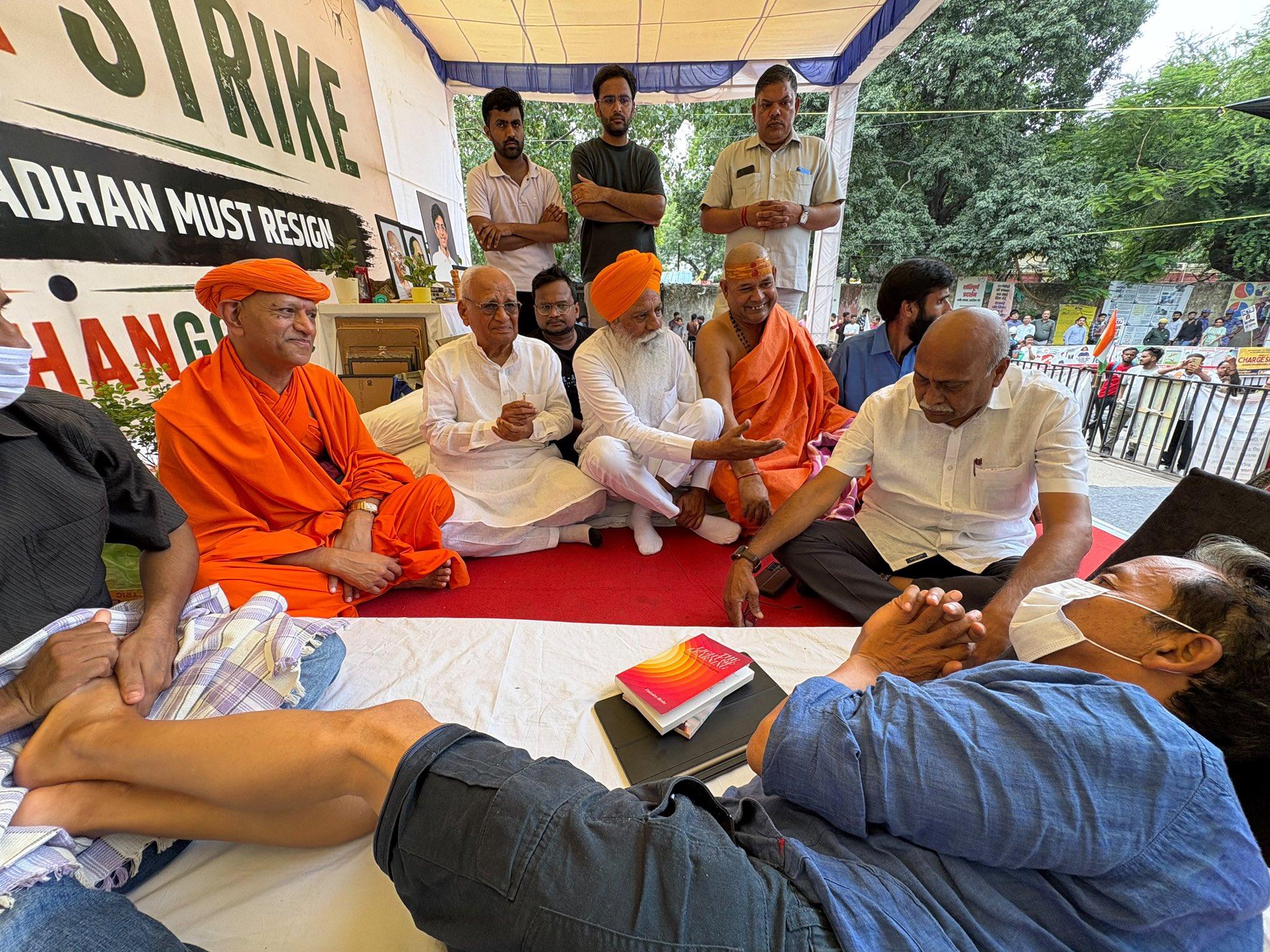 Opposition leaders rally behind Sonam Wangchuk, urge him to end hunger strike